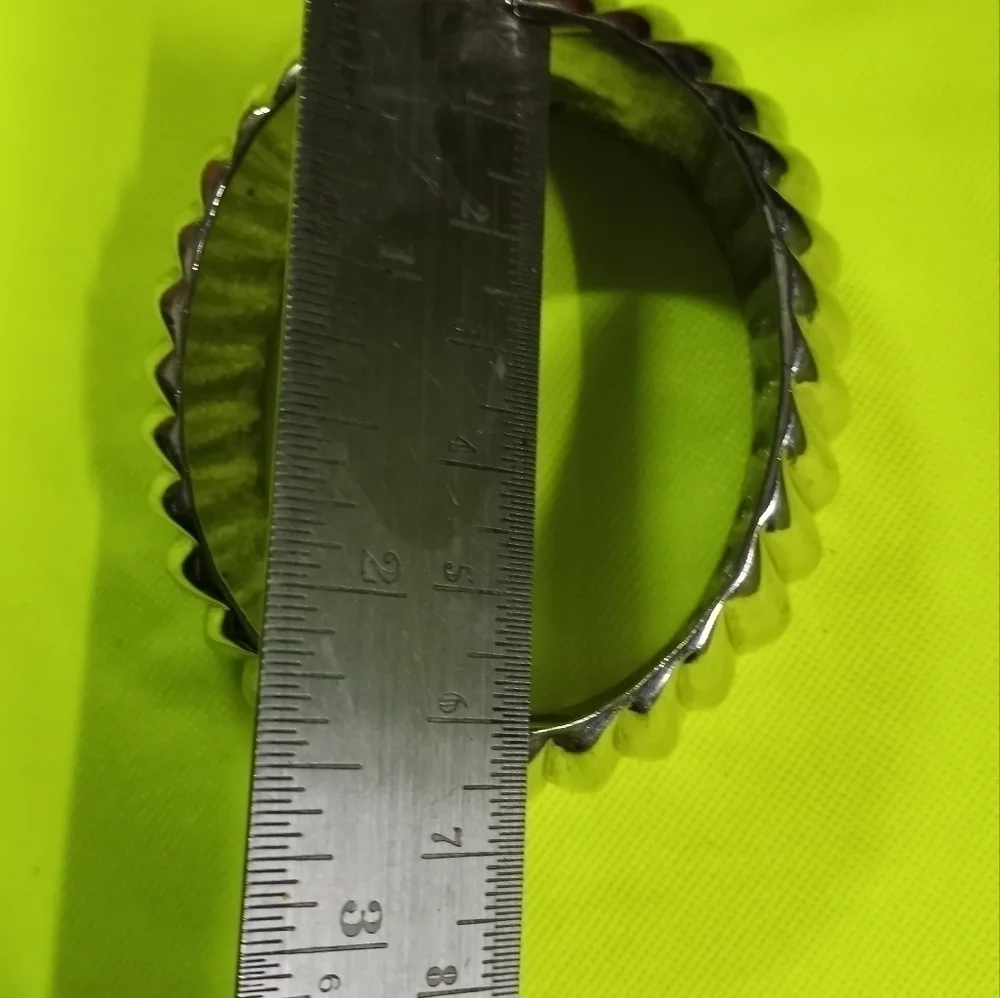Silvertone hinged wavy bracelet heavy i.d. 2 x 2.5
